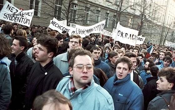 17.listopad 1989 17. LISTOPAD 1989 Týden po pádu Berlínské zdi, 17. listopadu 1989, začala v Praze sametová revoluce.