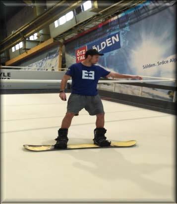 můžeme v zrcadle). Hmotnost těla přenášíme výhradně v podélné ose snowboardu (ve směru špičky a patky), horní částí těla nerotujeme.