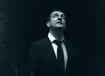 Bell, frontman česko-anglické rockové formace The Prostitutes, se během pauzy domovské kapely vydal na svou vlastní sólovou dráhu a připravil své debutové album.