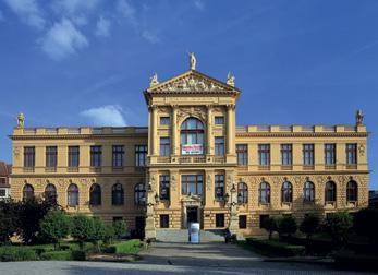 Vstupné: základní 120 Kč, snížené (studenti, senioři) 50 Kč, rodinné 200 Kč, děti do 6 let a ZTP zdarma, školní skupiny 50 Kč/osobu (pedagogický dozor zdarma), dospělý návštěvník ve skupině od počtu