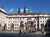 Víta) a obranné chodby ve Zlaté uličce. Zimní turistická sezóna (1. listopad 31. březen) Informační střediska Pražského hradu: II. nádvoří tel. 224 372 423, 224 372 419, III. nádvoří tel. 224 372 434, 224 372 435, e mail: info@hrad.