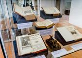 Tradice a výzvy české vzdělanosti Evropě Expozice je zaměřena na tisíciletou historii vzdělanosti českého národa od středověku až po současnost v evropském kontextu (popisky česko -anglické).