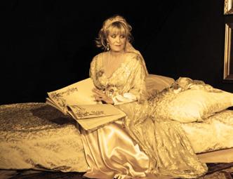 DIVADLA UNGELT Kurtizána Hra o manželství Edward Albee Chantal Poullain jako Gillian a Jiří Schmitzer jako Jack. Režie Ladislav Smoček. Česká premiéra.