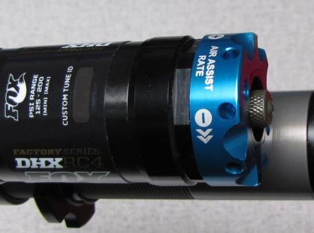 tlumiče se stává lineárnějším. Změnu velikosti přetlakové nádobky provádějte při maximálním tlaku v přetlakové nádobce 125 PSI.
