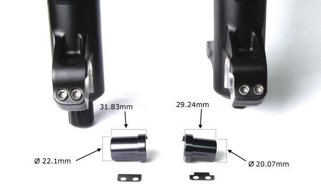 Změna z 20mm osy na 15mm osu 1.Povolte 4 upínací M5 šrouby z protikusů a vyjměte je z nohou vidlice včetně obdélníkových podloţek proti přetaţení (určených pro 15mm osu tvarově shodné). 2. Vloţte do návarku na pravé noze (z pohledu jezdce) širší adaptér pro 15mm osu (viz obr.