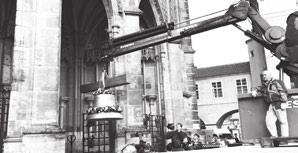 konzervatoře Praha. Eliška a Václav Převoz zvonu z chrámu sv.