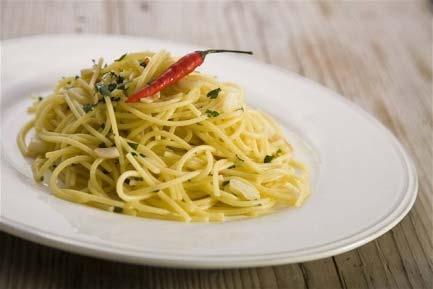 zeleninou, nudlemi a játrovými knedlíčky 39, Kč Těstoviny 250g Špagety Aglio olio e peperoncino restovaný česnek, chilli papričky, petrželka, olivový olej a parmazán 125 Kč 250g Špagety Amatriciana