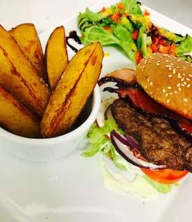 200g Burger z vepřové panenky slanina, nakládané okurky, listový Hlavní jídla Steaky 200g Kuřecí kapsa plněná sušenými rajčaty, mozarellou a bazalkou 145 Kč 200g Beefsteak (hovězí svíčková) 299 Kč