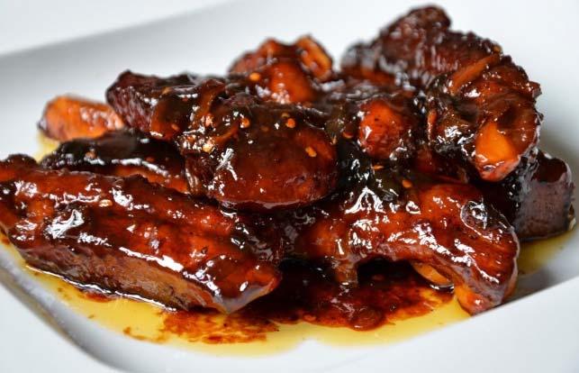 zapečené s nivou a anglickou slaninou 159 Kč Ke steakům doporučujeme tyto teplé omáčky: 200g Grilovaná vepřová panenka špikovaná slaninou 149 Kč smetanová hříbková, pfefer smetanová, z modrého sýra