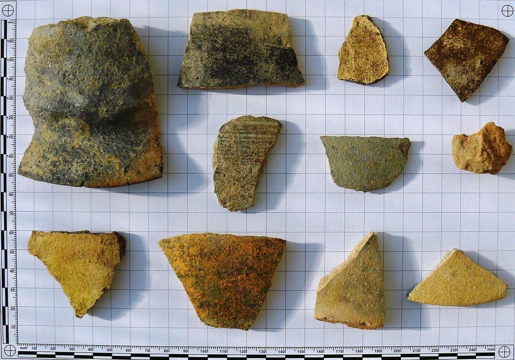 Výbr z povrchového sbru z bezna 2017. Keramika je zaaditelná rámcov do rozmezí 13. až 15. století (foto D. Mikoláš 2017). V listin ze 14.