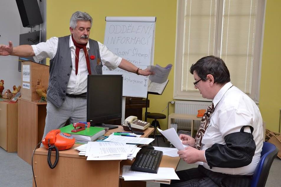 a zkoumat není čas, zda děti zlobily. Tak končí chvilka strachu bouchnutím veřejí. Jan Řehounek si odnesl rovněž jednu z nakladatelských cen.