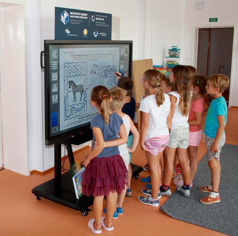Interaktivní displej MultiBoard EDU Barevné kamínky Nezbytná součást každé moderní mateřské školy Mobilní interaktivní displej MultiBoard EDU je aktuálně nejmodernější zařízení, které si můžete pro