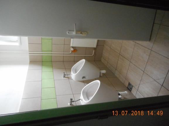 Sanitární zařízení v hlavní budově TJ WC ženy - v předsíni umístěny 2 umyvadla s tekoucí pitnou vodou,