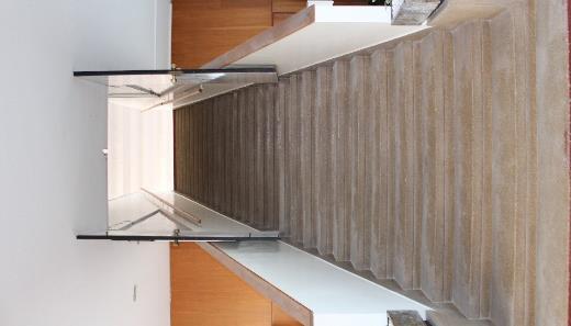 vyztužení příčného trámu ohraničující schodišťový otvor s velkou pravděpodobností není nosným prvkem vynášející schodišťové rameno. Obr.