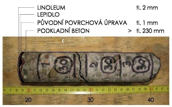 V třetím nadzemním podlaží se vyskytuje původní povrchová vrstva betonu s podkladním nosným betonem.