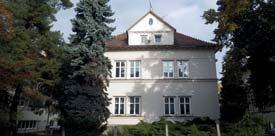 K bytu náleží přilehlá garáž, kolna a především okrasná zahrada s altánem a pergolou o ploše 1.110 m 2. Dům je ze dvou třetin podsklepen a mimo jiné je využit jako kotelna a prádelna, ve 3.