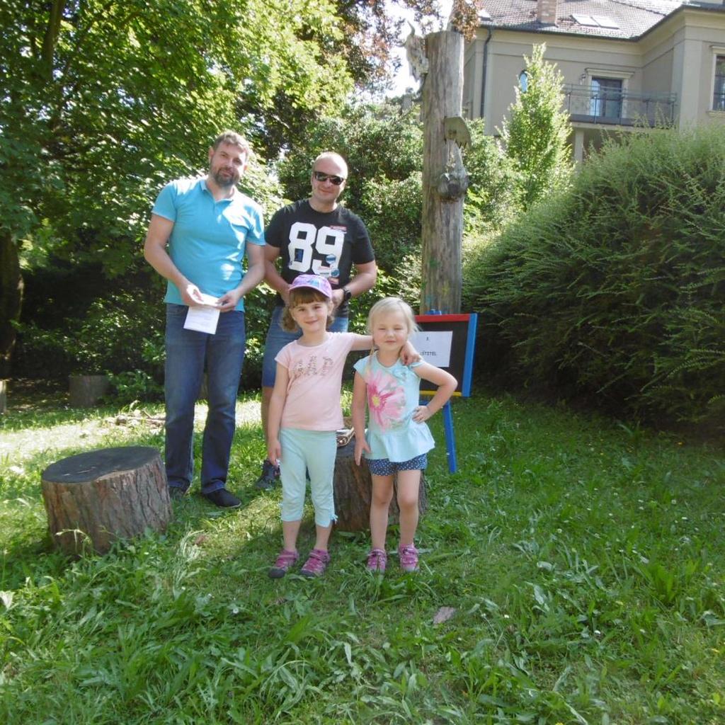 zahradě; školní výlet na hrad Buchlov; preventivní program o zubní hygieně a péči o dětské zuby; pravidelná divadelní představení; fotografování dětí pro rodiče.