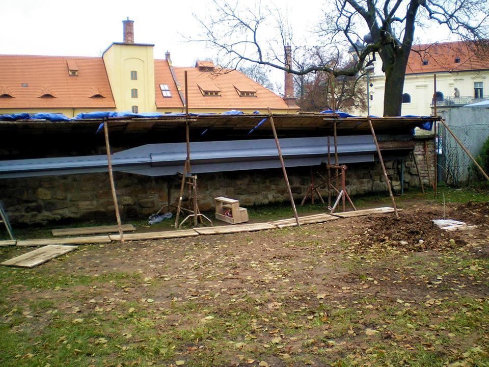 sokolské tělocvičně. 21. 10. se v zahradě bývalé fary, nyní domova sv.