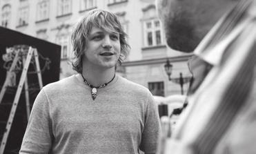 zpívali Saša Rašilov, Tomáš Klus, Honza Budař, Xindl X a nadaní nevidomí muzikanti Ráchel Skleničková, Roberto Lombino a Mirek Orság.