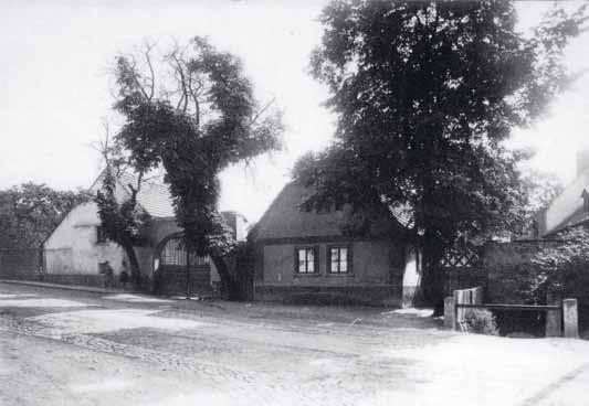 ze života v horních měcholupech a hostivaři Znáte dobře Hostivař? 9. část První písemná zpráva o Hostivaři pochází z roku 1068, což bude v příštím roce 2018 rovných 950 let.