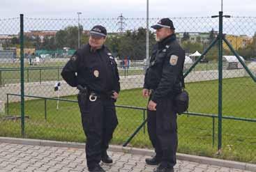 Strážníci jí žiletku odebrali a zjistili, že se naštěstí nejedná o tepenné krvácení. Hlídka jí poskytla první pomoc a přivolala na místo záchrannou službu a Policii ČR.