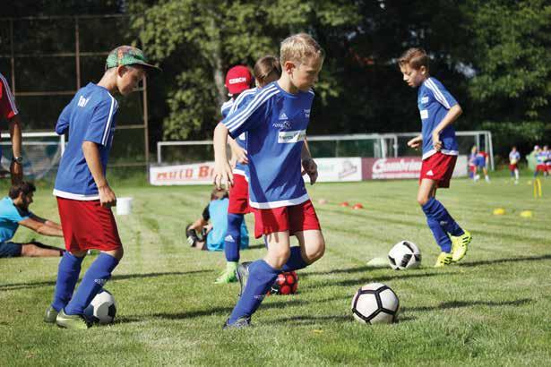 Michal Kroupa Tréninkový kemp s Jirkou Strnadem v Psárech Ve dnech 31. 7. 4. 8. 2017 se v krásném prostředí fotbalového hřiště SK Rapidu Psáry a za pěkného počasí konal již 5.