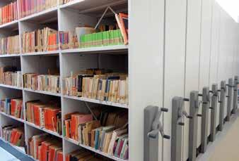 legií bude vybudován v temně nachovém štuku, strop a zadní stěna jsou obloženy prostor pro komunikační centrum a lektorskou činnost akustickými deskami stejného odstínu.