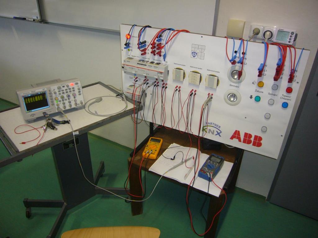 4 Zkušební měření pro ověření výkonových nároků instalace. 50 Po otestování všech nastavených funkcí přišlo na řadu měření. Aby bylo měření objektivní, bylo nutné odpojit všechny zátěže.