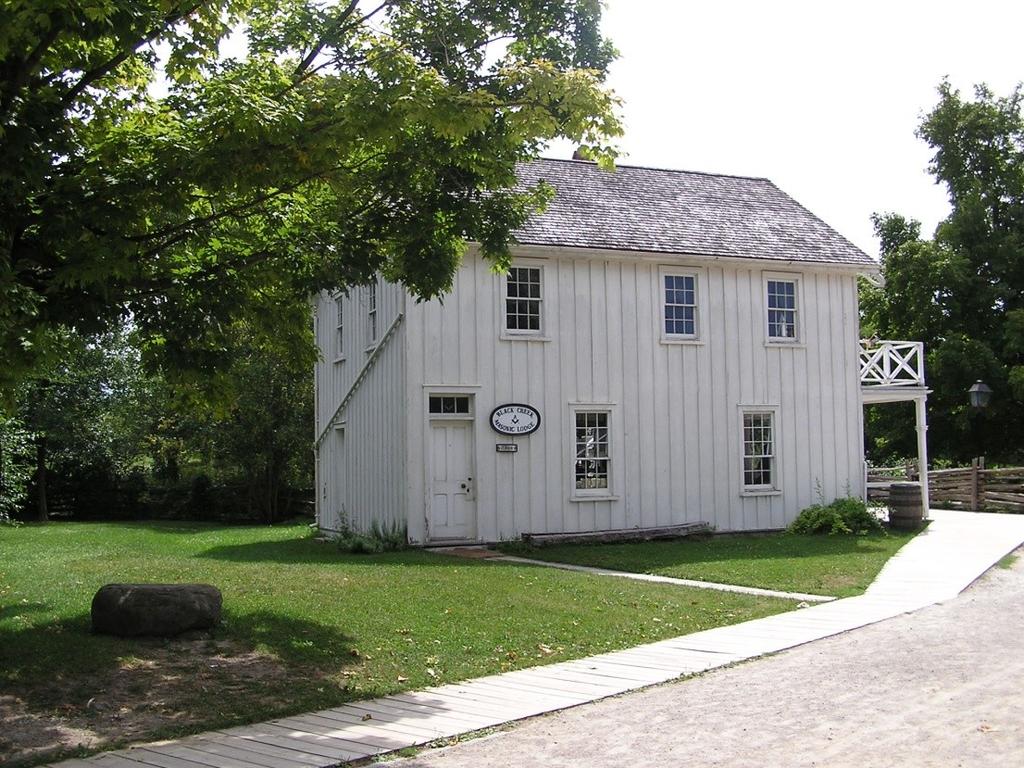 Obr. 14: Zednářský domek v Black Creek Pioner village (originál, 2010) Baťovo muzeum obuvi Baťovo muzeum obuvi alias Bata shoes museum leží v samotném centru Toronta jihozápadně od Bloor street.