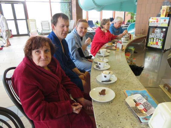 navštívit buď Archeoskanzen (upozorňujeme na náročnější terén do kopce) nebo sladkovodní a botanickou expozici Živá voda (bezbariérová). Cena dopravy: 50 Kč/os.