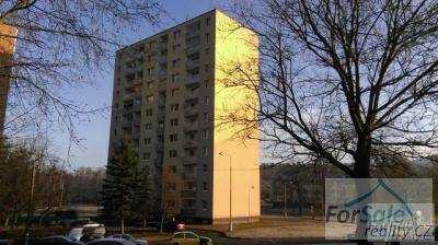 Byt je zrekonstruovaný (dlažba, plovoucí podlaha, moderní