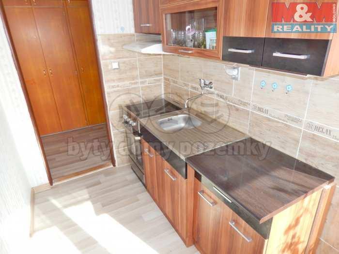 dispozici 2+1 a o celkové ploše 55 m 2. Byt je umístěn v druhém nadzemním podlaží zatepleného panelového domu s výtahem. Byt prošel rekonstrukcí.