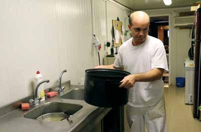 Méně příloh, samozřejmostí jsou polévky. Se zvyšující se teplotou spotřeba konzumované stravy klesá. Mnohé z produktů, které jsou u nás běžné, ale v Iráku chybí.