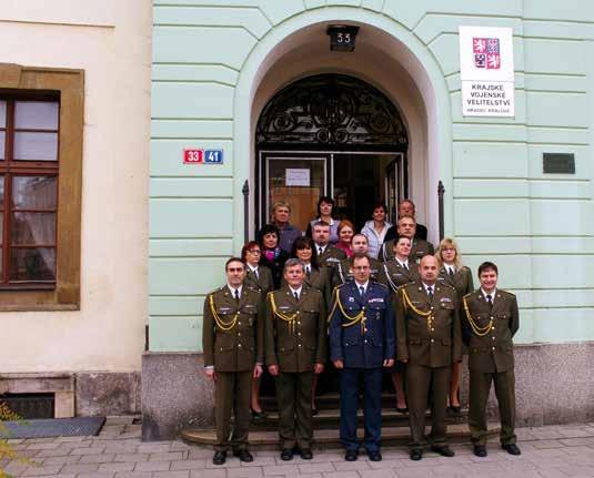 22 A report A report 11/2017 8/2017 Představujeme krajská vojenská velitelství KVV Hradec Králové a pěší rota AZ Krajské vojenské velitelství Hradec Králové sídlí v metropoli kraje na Velkém náměstí,