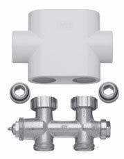Nastavitelný ventil (nastavení z výroby: pro provoz v dvoutrubkových soustavách, ventil je otevřen na maximum, vč. staveništní krytky).