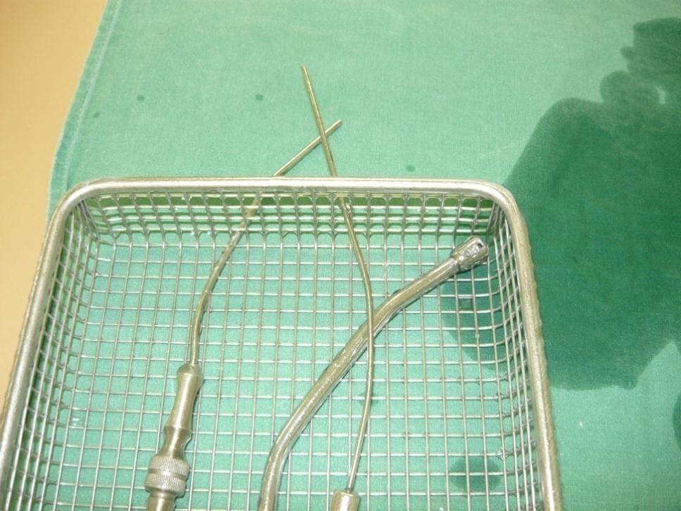 Obrázok 3 Chirurgické nástroje je potrebné ukladať na sieťové misky tak aby nedošlo k poškodeniu pracovných častí, prípadne