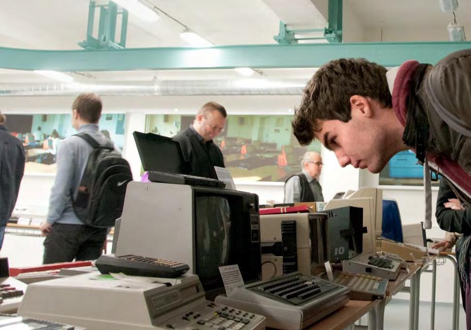 Za výjimečné výsledky tvůrčí či pedagogické činnosti nebo na podporu studia cizinců v ČR může být děkanem přiznáno jednorázové účelové stipendium.