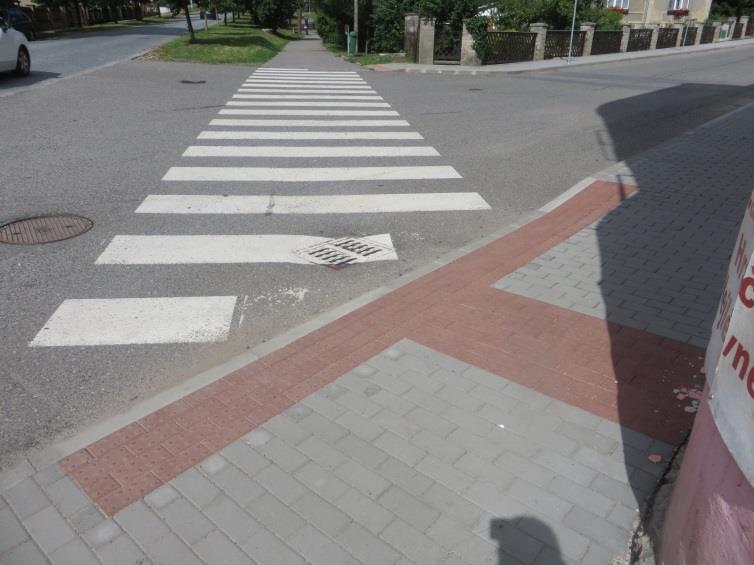 Mezi ulicemi Raisova a Žižkova tvoří vhodné pěší propojení asfaltový chodník po levé straně u polikliniky (s výjimkou strmého úseku mezi hlavním vstupem na