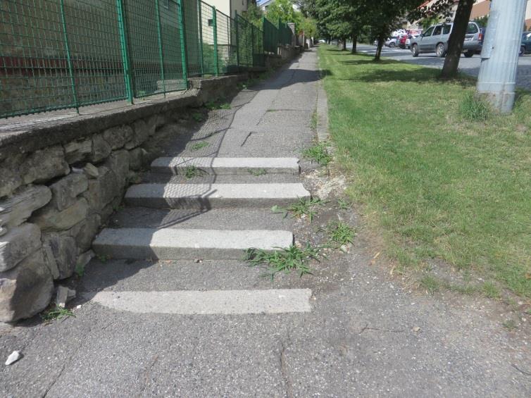 Chodník po pravé straně je obtížněji využitelný, nemá vyřešeny návaznosti (obrubníky u přechodu přes ulici Raisova, schody u přechodu přes ulici Jungmannova).