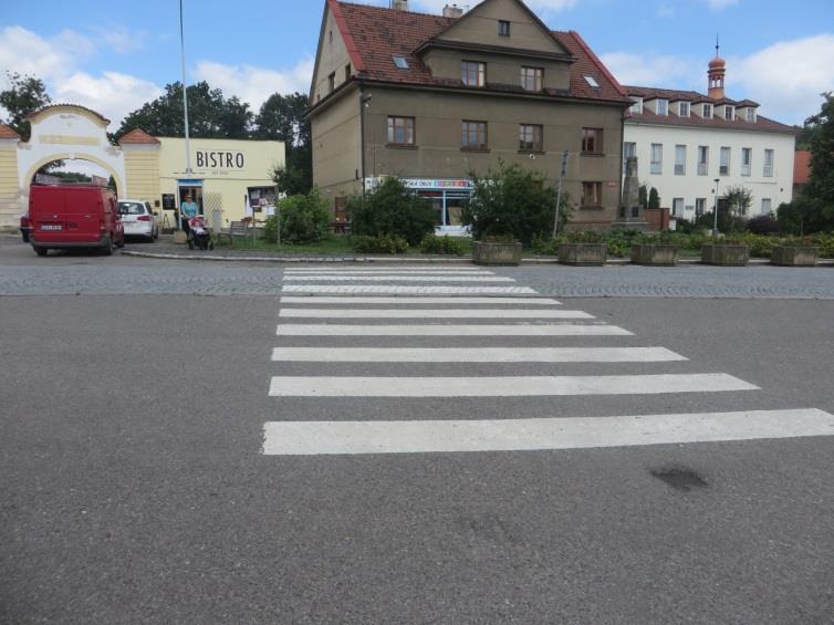 Arnošta z Pardubic povrch komunikací po obou stranách tvoří převážně kvalitní dlažba v minimálním