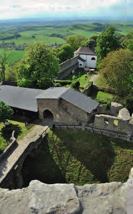 Chodníky lemují stánkaři, kteří nabízejí rukodělné výrobky, jídlo i medovinu. Náš cíl je však hrad. Cesta na hrad je vyasfaltovaná, a tak je vhodná pro děti, maminky s kočárky i seniory.