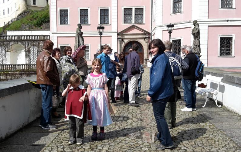 Máří a do Bečova nad Teplou, kde si účastníci mohli prohlédnout relikviář sv. Maura, po korunovačních klenotech druhou nejcennější památku v republice.