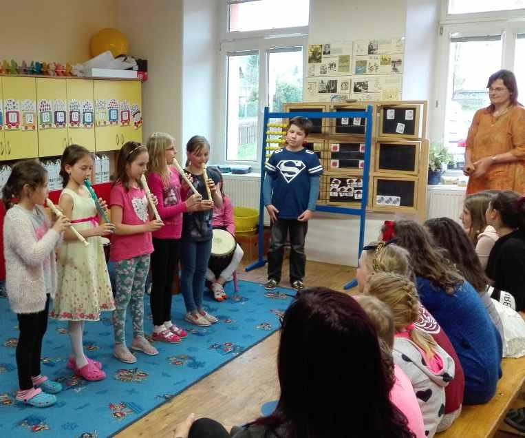 Zjistili jsme, že i zvířátka si mohou zlomit nohu a musí mít sádru. Děkujeme p. Jelenovi a těšíme se zase na další návštěvu. vychovatelky ŠD MLADÍ HASIČI - STAVĚNÍ MÁJE A ÚKLID LESA 8. 5.