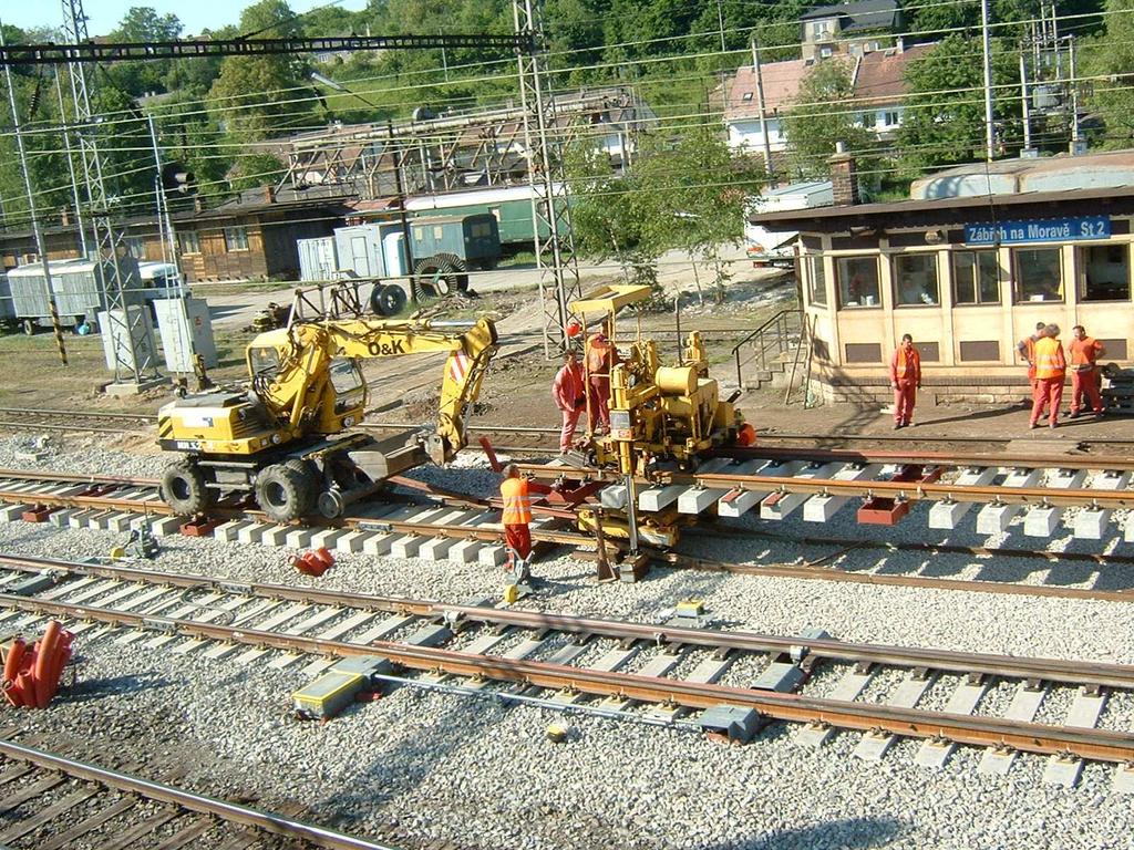 Výroční zpráva 2006 6 Zpráva vedení společnosti o podnikatelské činnosti a stavu majetku Realizace stavebních zakázek proběhla jako celek dle plánovaných technicko-kvalitativních parametrů za