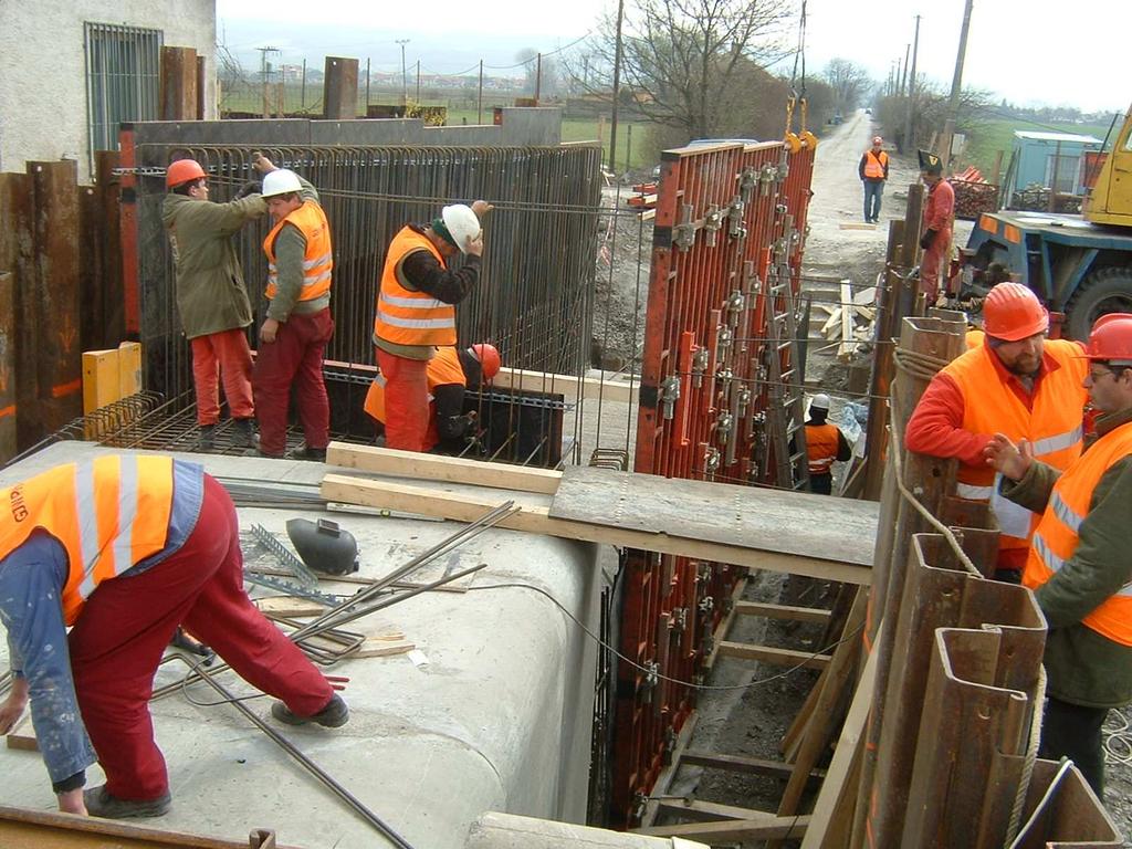 Výroční zpráva 2006 7 Zpráva o vztazích mezi ovládajícími a ovládanými osobami Obchodní vztahy s dceřinými společnostmi SGJW Hradec Králové spol. s r. o. Činnost této společnosti má obdobný předmět podnikání jako firma GJW Praha spol.