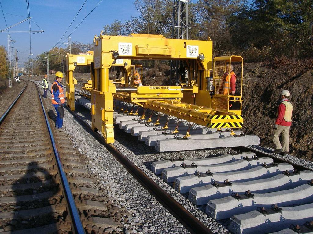 Výroční zpráva 2006 10 Obchodní vyhlídky v budoucím období 10.2 Stoje a strojní vybavení Donelli Technologie DONELLI byla vyvinuta pro obnovu stávajících a pokládku nových tratí.