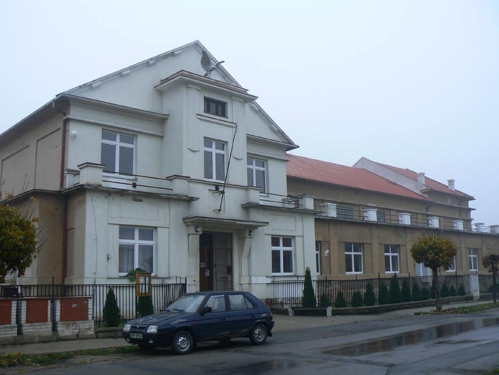 Již v roce 1913 byla postavena sokolovna, druhá na Černokostelecku. Jednota sdružovala občany i z okolních obcí.