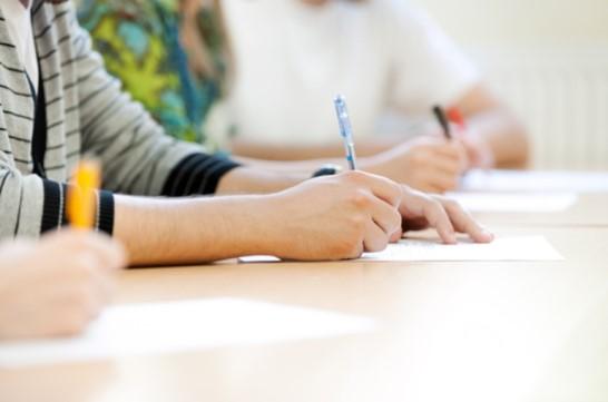 Magisterské http://uajd.ff.cuni.cz navazující studium Anglický jazyk PŘIJÍMACÍ ZKOUŠKA: dvoukolová 1. kolo - písemná část (max. 50 / min.