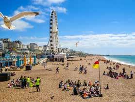 Procházky po Brightonu, uvítací party, bowling, filmový večer, sportovní nebo nákupní.