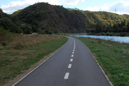 3 / Koncepce řešení cyklistických opatření Obrázek 7 Preference plynulého směrového vedení a rozšíření cyklistických komunikací a opatření Tabulka 4 Velikosti vnitřních poloměrů směrových oblouků v